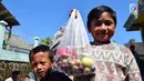 Seorang anak menunjukkan makanan di Kabupaten Boyolali, Kamis (3/5). Tradisi ini Sebagai perayaan menyambut datangnya bulan ramadan, kemudian dilanjutkan makan bersama di pertigaan jalan desa. (Liputan6.com/Gholib)