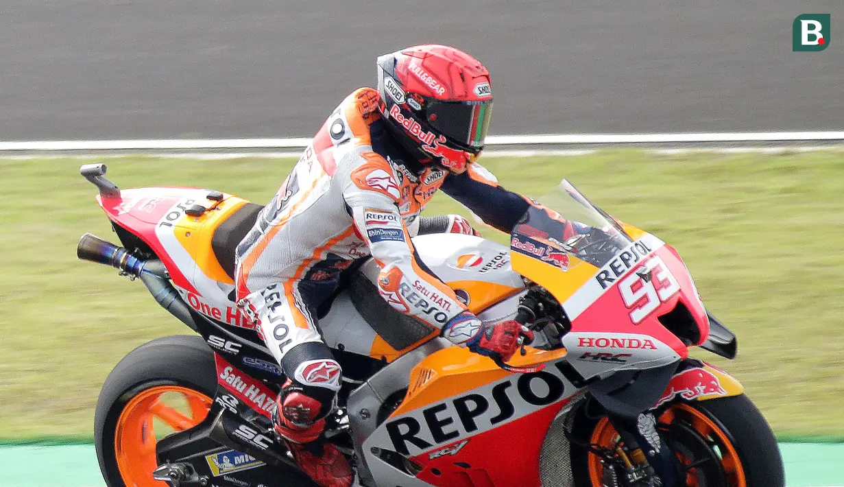 Marc Marquez yang sempat mengalami kecelakaan harus puas mencatatakan waktu di luar posisi 20 besar. Meski demikian, pembalap berjulukan The Baby Alien itu terlihat dalam kondisi baik-baik saja. (Bola.com/Ade Yusuf Satria)