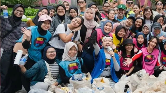 Cinta Laura dan Fans Bersihkan Sampah di Jakarta, Sampah Rokok dan Gelas Plastik Paling Sering Ditemukan.  foto: (dok.Instagram @claurakiehl/https://www.instagram.com/p/DFjdZQJvuZG/Henry)