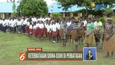 Siswa siswi di perbatasan Indonesia dengan Papua New Guinea harus ikuti upacara Hardiknas tanpa alas kaki.