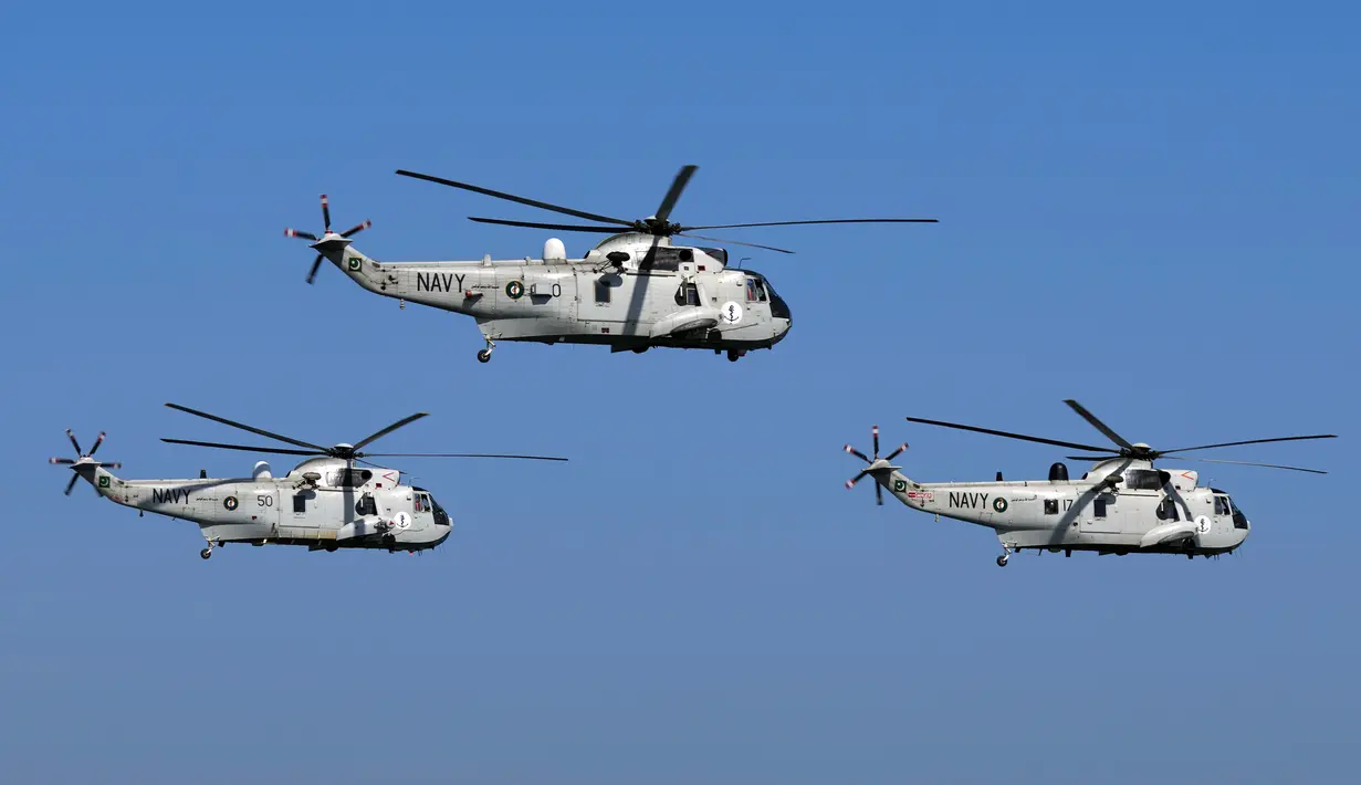 Helikopter Angkatan Laut Pakistan terbang saat latihan multinasional AMAN-23 di Laut Arab dekat Karachi, Pakistan, 13 Februari 2023. Kapal perang lebih dari 50 negara termasuk Amerika Serikat, China, Jepang, dan Indonesia berpartisipasi dalam latihan multinasional lima hari yang diselenggarakan oleh Angkatan Laut Pakistan di Laut Arab untuk meningkatkan kerja sama dalam menjaga keamanan laut dari perompak, teroris, dan penyelundup. (AP Photo/Fareed Khan)