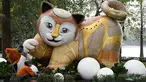 Foto yang diambil pada 17 Januari 2023 ini memperlihatkan para pekerja menanam bunga di depan patung kucing di tepi danau Hoan Kiem di Hanoi, menjelang tahun baru Imlek. Saat China, Jepang, dan negara-negara Asia Timur lainnya bersiap untuk merayakan awal Tahun Kelinci pada Minggu, 22 Januari 2023, orang-orang Vietnam menjadi pengecualian - menyambut Tahun Kucing. (Nhac NGUYEN / AFP)