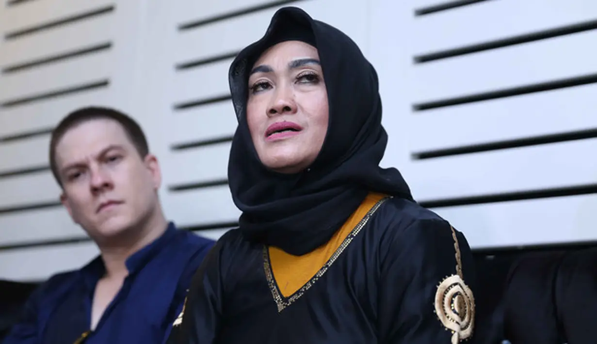 Sri Wulansih juga mengatakan bahwa saat itu ia masih merasakan sakit pada tenggorokannya. "Masih sakit, kalau ngomong," imbuh Sri Wulansih. (Nurwahyunan/Bintang.com)