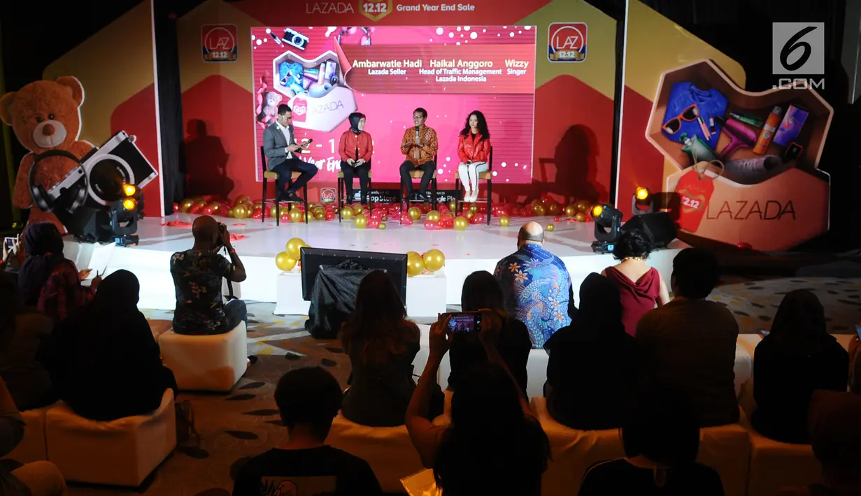 Penyanyi Wizzy (kanan), Head of Traffic Management Lazada Indonesia Haikal Bekti Anggoro (dua kanan), Seller Lazada Ambarwati Hadi (dua kiri) memberi penjelasan tentang Lazada 12.12 Grand Year End Sale, Jakarta, Selasa (4/12). (Liputan6.com/Angga Yuniar)