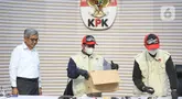 Ketua Komisi Pemberantasan Korupsi (KPK), Setyo Budiyanto (kiri) menyaksikan petugas yang akan memperlihatkan barang bukti Operasi Tangkap Tangan (OTT) di Kantor Imigrasi Jakarta Barat, Gedung Merah Putih KPK, Jakarta, Kamis (4/6/2026). (Liputan6.com/Helmi Fithriansyah)