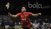 Pebulutangksi Indonesia Tontowi Ahmad mengahadapi pasangan Korea, Kim Dukyoung/Kim Ha Na di Indonesia Open 2017 di JCC, Selasa (13/6/2017). Ganda Campuran Indonesia itu menang dengan skor 19-21, 21-19, dan 21-18. (Bola.com/M Iqbal Ichsan)