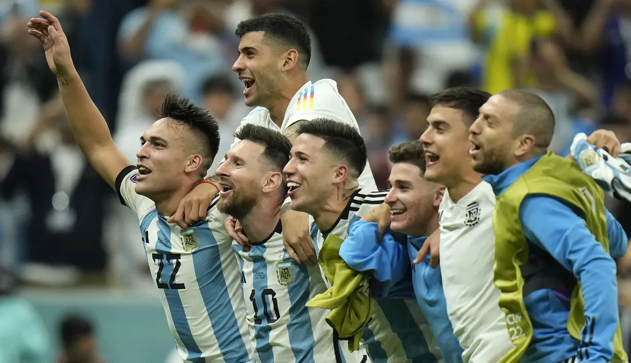 Lionel Messi dkk pun lolos ke babak semifinal untuk menantang Kroasia yang sebelumnya juga lolos berkat kemenangan lewat adu penalti atas Brasil. (AP/Francisco Seco)