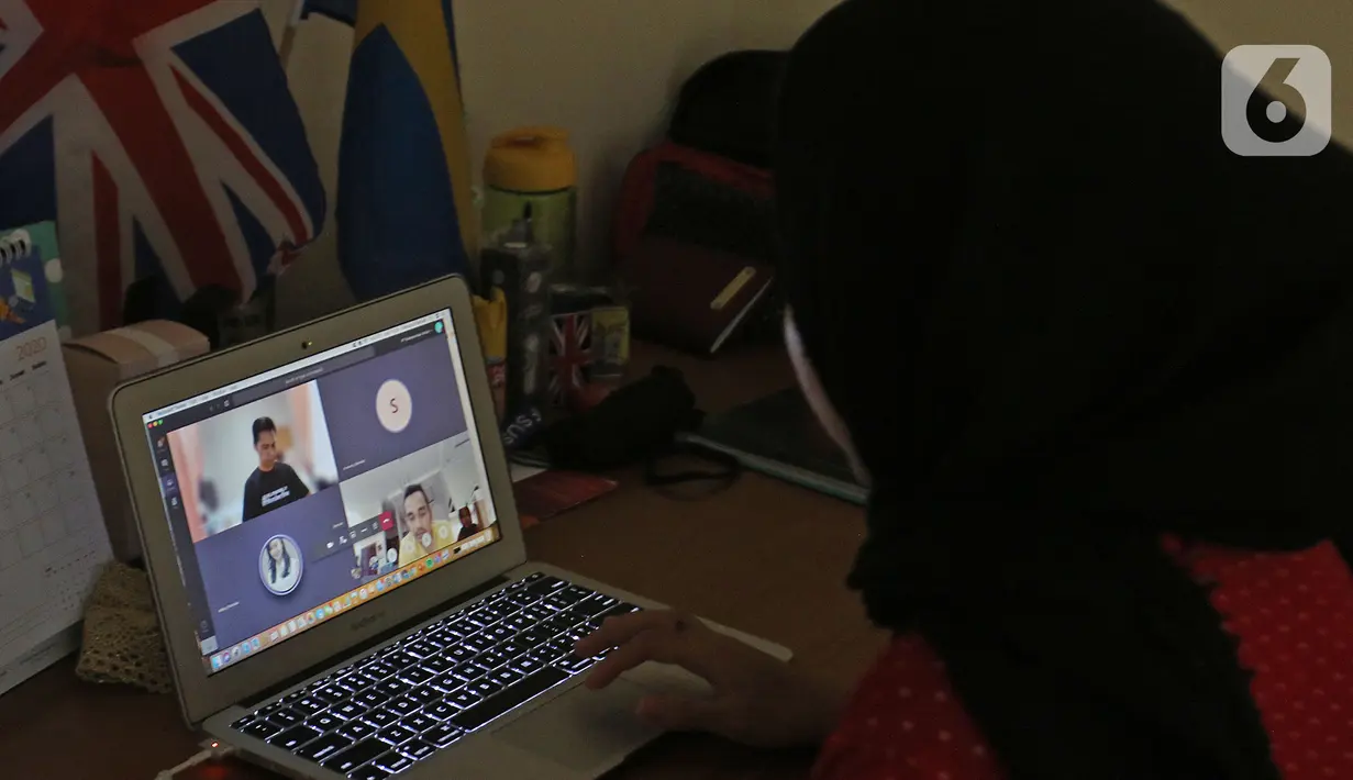 Karyawan swasta sedang koordinasi lewat video call saat kerja dari rumah di kediamannya kawasan Depok, Jawa Barat, Senin (23/3/2020). Keputusan Gubernur DKI Jakarta Anies Baswedan anjuran kerja dari rumah dimulai sejak 20 Maret hingga 2 April 2020. (Liputan6.com/Herman Zakharia)
