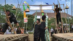 Siswa Sekolah Dasar (SD) mengikuti lomba permainan tradisional egrang di Lapangan Plaza Pemkab Bekasi, Kamis (15/8/2019). Kegiatan yang diikuti perwakilan SD dari 24 Kecamatan se-Kabupaten Bekasi ini dalam rangka menyambut HUT ke-69 Kabupaten Bekasi dan HUT ke-74 RI. (merdeka.com/Arie Basuki)