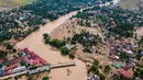 Diketahui, jembatan itu putus saat banjir deras melanda wilayah itu pada Rabu (26/11/2025), akibat hujan lebat yang terjadi dalam sepekan terakhir. Tampak foto udara menunjukkan jembatan yang rusak akibat banjir bandang di jalan utama yang menghubungkan Aceh dan Sumatera Utara di Meureudu, Kabupaten Pidie Jaya, Provinsi Aceh, pada Jumat 28 November 2025. (CHAIDEER MAHYUDDIN/AFP)