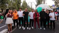 Pedangdut Jamila BP (kiri) berfoto bersama beberapa legenda Persib bandung, di antaranya Hermansyah, Robby Darwis, Cecep Supriatna, Abdul Aziz, Zaenal Arif dan Yaris Riyadi saat mengikuti kegiatan giant ball route dari RS Barromeus menuju Cikapayang Dago Park dalam rangkaian acara Trophy Tour Experience menyambut Piala Dunia U-17 2023, Minggu (22/10/2023) pagi WIB. (Bola.com/Bagaskara Lazuardi)