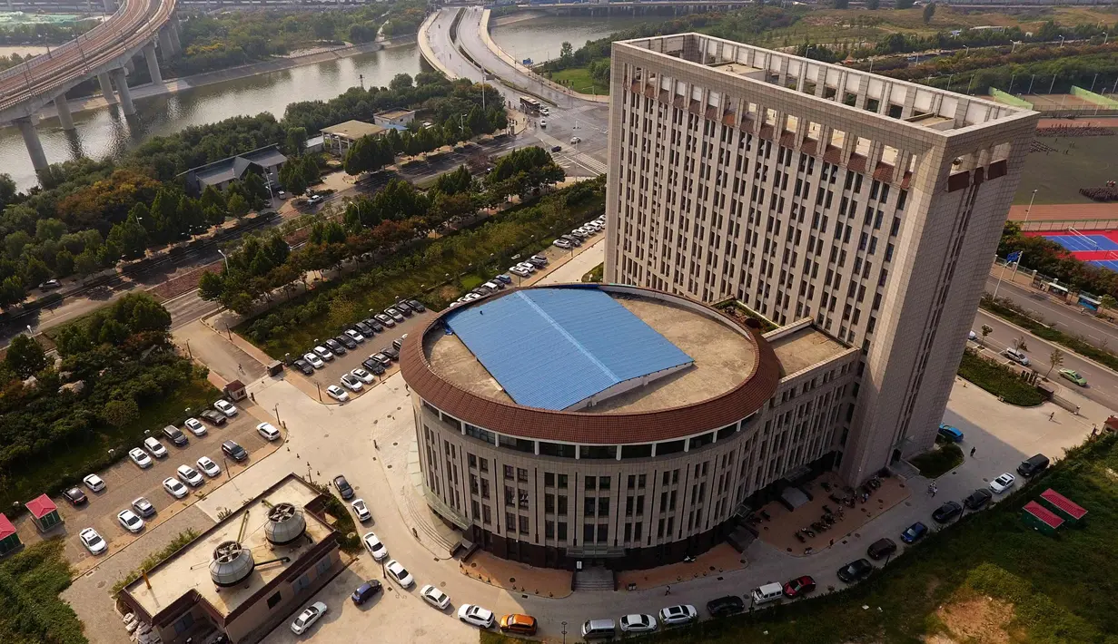 Pandangan udara menunjukkan sebuah gedung universitas di Zhengzhou, Provinsi Henan, China, (21/9). Gedung tersebut ketika dilihat dari udara memeliki bentuk mirip dengan kloset duduk yang menjadi bahan candaan oleh warganet. (AFP Photo/Str/China Out)