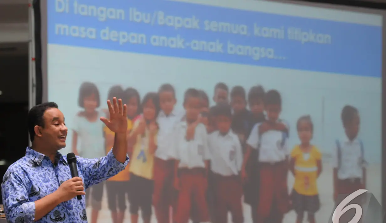 Mendikbud Anies Baswedan memberikan semangat kepada para guru di Aula Ki Hajar Dewantara, Kantor Kemendikbud, Senayan, Jakarta. Foto diambil pada Senin (1/12/2014). (Liputan6.com/Herman Zakharia)