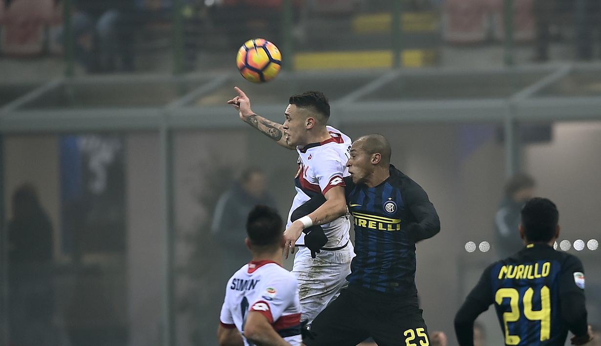 Bek Inter Milan, Joao Miranda (kanan), berebut bola dengan gelandang Genoa, Lucas Ocampos, pada laga pekan ke-16 Serie A di Giuseppe Meazza, Minggu (11/12/2016). (AFP/Filippo Monteforte)