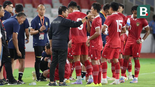 Foto: Beda Dengan Shin Tae-yong, Ini Dia Gaya Santai Indra Sjafri Bersama Timnas Indonesia U-22 dari Pinggir Lapangan