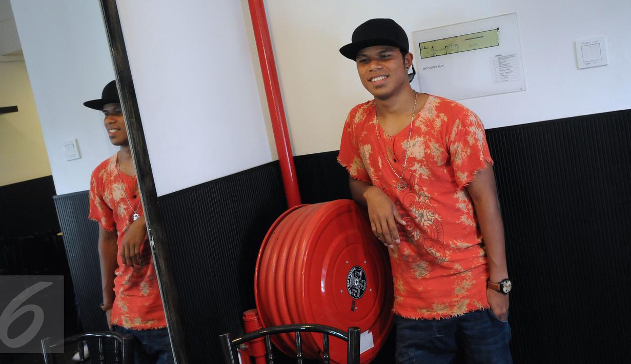 Para penggawa Garuda Muda bersantai sejenak usai melaksanakan ibadah salat Jumat di Masjid Sultan, Bugis, Singapura (5/6/2015). Gaya Manahati Lestusen saat berfoto usai santap siang di daerah Bugis, Singapura. (Liputan6.com/Helmi Fithriansyah)