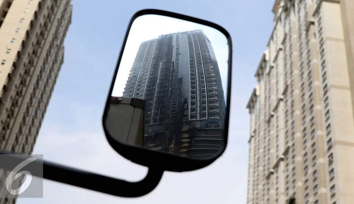 Kondisi Gedung Neo Soho yang hangus pasca kebakaran di Tanjung Duren, Jakarta, Kamis (10/11). Kebakaran Gedung yang masih dalam tahap pembangunan itu terjadi Rabu (9/11) sekitar pukul 20.30. (Liputan6.com/Gempur M. Surya)
