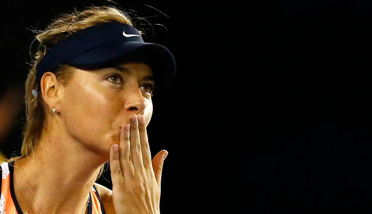 Petenis putri asal Rusia Maria Sharapova melakukan selebrasi usai memenangkan putaran ketiga melawan Lauren Davis di turnamen Australia Open 2016 di Melbourne Park, Australia, (22/1). Sharapova menang 6-1, 6-7(5), dan 6-0. (REUTERS/Thomas Peter)