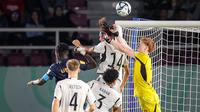 Kiprah penjaga gawang Timnas Jerman U-17, Konstantin Heide (kanan), sangat luar biasa dalam laga Final Piala Dunia U-17 2023 yang berlangsung di Stadion Manahan, Solo, Sabtu (2/12/2023). Sebagai kiper cadangan, dia tampil sebagai pahlawan bagi Die Mannschaft untuk merebut juara Piala Dunia U-17 2023. (Bola.com/Bagaskara Lazuardi)