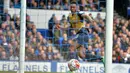 Pemain Arsenal, Danny Welbeck mencetak satu gol saat Arsenal menundukan Everton pada lanjutan liga Inggris pekan ke-31 di Stadion Goodison Park, Liverpool, Sabtu (19/3/2016)WIB. (AFP/Paul Ellis)