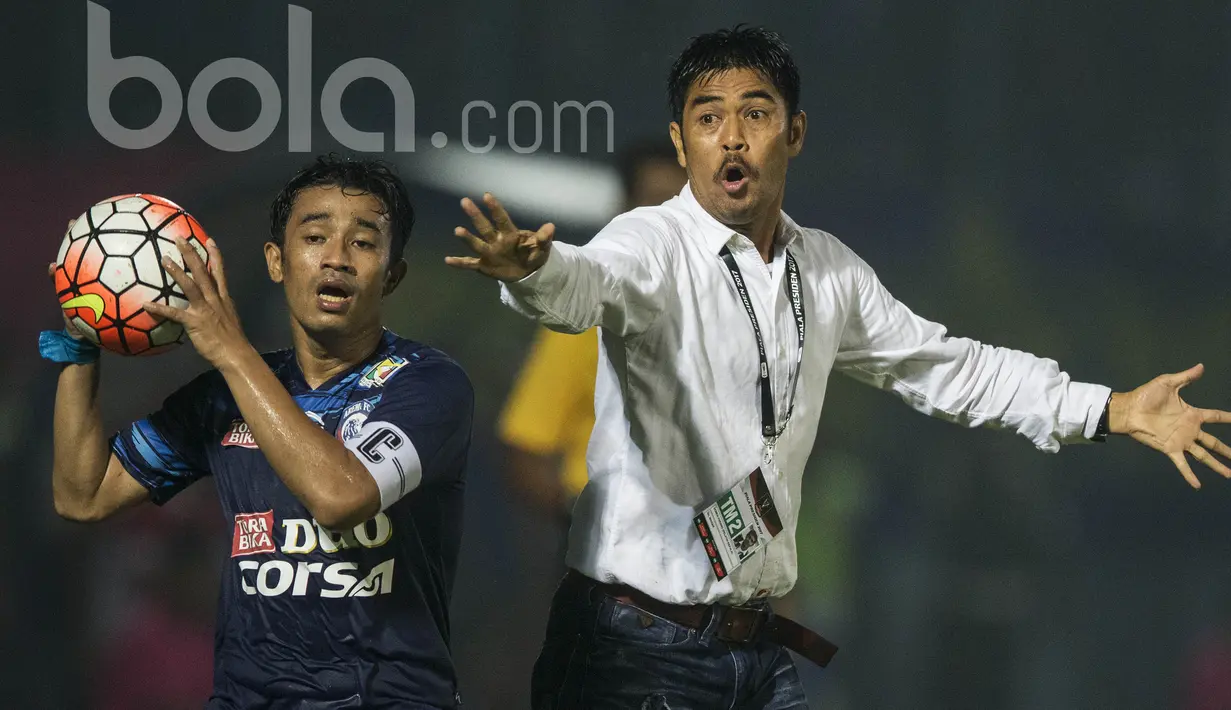 Jika ada keputusan wasit yang dirasa tidak sesuai, Nil Maizar, akan berteriak dan meminta keadilan. (Bola.com/Vitalis Yogi Trisna)  