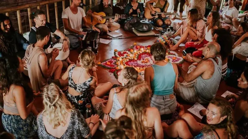 Kegiatan yoga massal  yang diselenggarakan di House of Om Gianyar Bali pada Kamis, 18 Juni 2020.