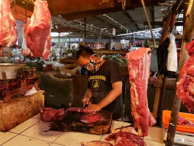 Pedagang memotong daging sapi di Pasar Kebayoran Lama, Jakarta, Sabtu (16/5/2020). Permintaan daging sapi jelang Idul Fitri meningkat hingga 50 persen daripada hari biasa  mengakibatkan harga naik dari rata-rata Rp100 ribu per kilogram menjadi Rp120 ribu per kilogram. (Liputan6.com/Johan Tallo)