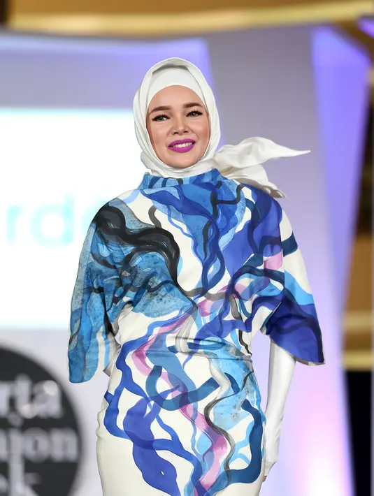 Persaingan yang ketat di dunia hiburan kerap kali membuat seseorang melakukan segala hal, salah satunya dengan pasang susuk. Dewi Sandra pun menyadari jika susuk memang sudah ada sejak dulu. (Andy Masela/Bintang.com)