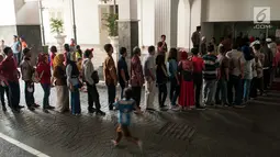 Sejumlah warga mengantre untuk mengikuti undian Rusunawa di Balai Kota, Jakarta, Senin (26/5). Warga yang sebelumnya menjadi korban gusuran masuk daftar tunggu untuk mengisi 1.559 unit rusun yang tersedia. (Liputan6.com/Gempur M Surya)
