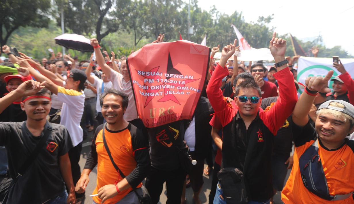 Puluhan sopir taksi online melakukan unjuk rasa di depan Balai Kota Jakarta, Senin (19/8/2019). Mereka meminta Gubernur DKI Jakarta Anies Baswedan agar angkutan sewa khusus atau taksi online untuk bebas dari kebijakan perluasan ganjil genap. (Liputan6.com/Angga Yuniar)