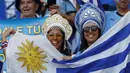 Ekspresi fans Uruguay saat mendukung timnya melawan Arab Saudi pada laga grup A Piala Dunia 2018 di Rostov Arena, Rostov-on-Don, Rusia, (20/6/2018). Uruguay menang 1-0. (AP/Darko Vojinovic)