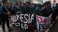 Aksi unjuk rasa yang digelar Badan Eksekutif Mahasiswa Seluruh Indonesia (BEM SI) mengangkat tema Indonesia Gelap. (Liputan6.com/Helmi Fithriansyah)