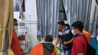 Petugas Kesehatan Puskesmas Kalibaru mengurus tahanan HR yang meninggal dunia  akibat sakit (Istimewa)