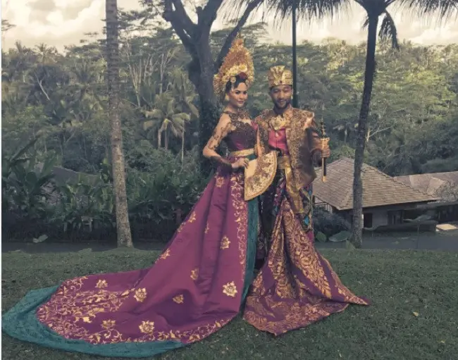 John Legend dan Chrissy Teigen Tampil Memukau dengan Pakaian Bali