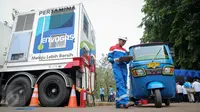 Sebuah bajaj melakukan pengisian gas menggunakan Mobile Refueling Unit (MRU) Pertamina Envogas di Lapangan Banteng, Jakarta, Senin (16/11). MRU adalah suatu unit pengisian bahan bakar gas berupa CNG yang dapat berpindah lokasi (Liputan6.com/Faizal Fanani)