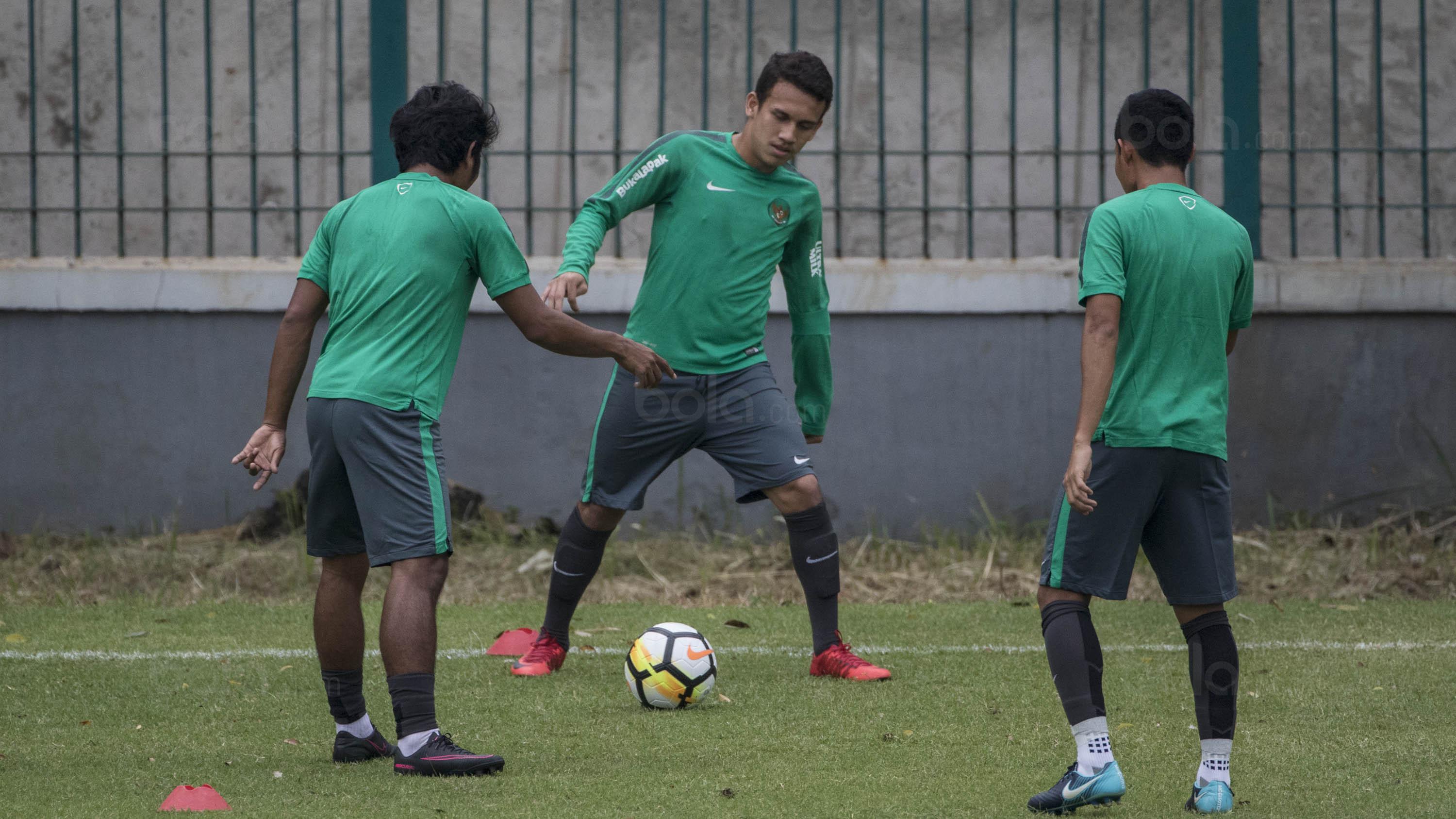 Gelandang Timnas Indonesia, Egy Maulana, mengontrol bola saat latihan di Lapangan ABC Senayan, Jakarta, Jumat (12/1/2018). Latihan ini merupakan persiapan jelang laga melawan Islandia. (Bola.com/Vitalis Yogi Trisna)
