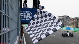 Pembalap Mercedes AMG Petronas, Kimi Antonelli, sukses merebut podium tertinggi dalam balapan Formula 1 GP Jepang 2026 di Sirkuit Suzuka, pada Minggu (29/3/2026). Tampak dalam foto, pembalap Mercedes AMG Petronas asal Italia, Kimi Antonelli, sesaat sebelum melewati garis finis Grand Prix Formula Satu Jepang di sirkuit Suzuka, Suzuka, prefektur Mie pada Minggu 29 Maret 2026. (FRANCK ROBICHON/POOL/AFP)
