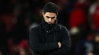Ekspresi kecewa pelatih Arsenal, Mikel Arteta setelah timnya kalah dari West Ham United pada laga lanjutan Liga Inggris 2023/2024 di Emirates Stadium, London, Inggris, Jumat (29/12/2023) dini hari WIB. (AFP/Henry Nicholls)