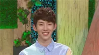 Jo Kwon mendobrak pakem penampilan dengan bergaya ala wanita saat menjadi model di majalah fesyen.