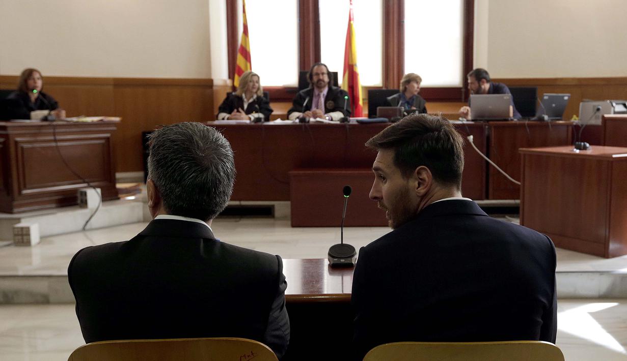 Bintang Barcelona, Lionel Messi (kanan) dan ayahnya, Jorge Horacio Messi duduk menghadap hakim saat sidang kasus pajak di Kantor Pengadilan Barcelona, (2/6/2016). (AFP/POOL/Alberto Estevez)