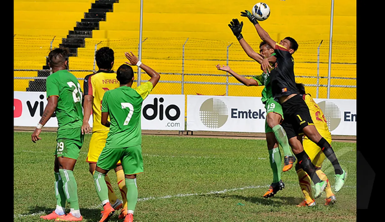 Penjaga gawang Sriwijaya FC, Yogi Triana (1)  berusaha menahan bola saat laga SCM Cup 2015 di Stadion H Agus Salim, Padang, Rabu (21/1/2015). Sriwijaya FC bermain imbang dengan Persebaya (1-1). (Liputan6.com/Johan Tallo)