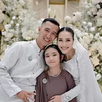 Ia juga mengenakan bros silver yang disematkan di salah satu sisi bajunya. Bros tersebut pun mirip dengan yang dikenakan anak Ayu, Bilqis. [@aliencophoto]