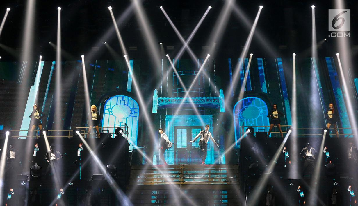 TVXQ tampil menghibur penonton saat konser perdana bertajuk Circle di ICE BSD, Tangerang, Sabtu (31/8/2019). Boyband TVXQ  asuhan SM Entertainment mengawali konser di Indonesia setelah 16 tahun debut. (Liputan6.com/Fery Pradolo)