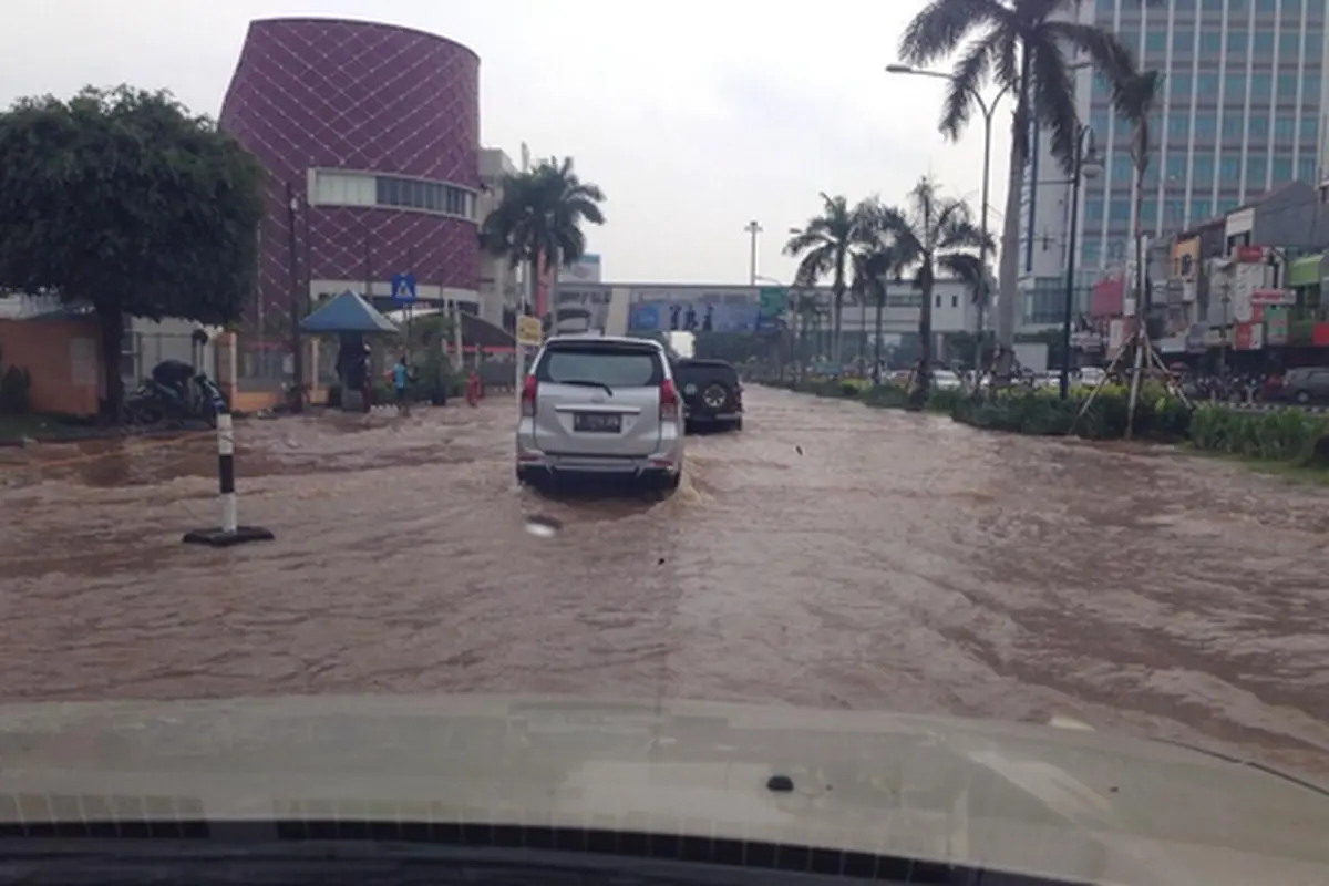 Kelapa Gading Masih Tergenang Banjir 30 Cm, 2 Pompa Diturunkan