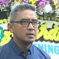 Presenter Farhan datang di rumah duka Komeng. Menurutnya, Komeng perlu istirahat setelah ditinggal oleh putri tercintanya.