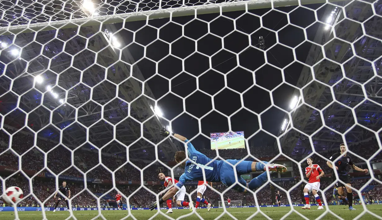 Proses terjadinya gol yang dicetak striker Kroasia, Andrej Kramaric, ke gawang Rusia pada laga perempat final Piala Dunia di Stadion Fisht, Sochi, Sabtu (7/7/2018). Kroasia menang 2-2 (4-3) atas Rusia. (AP/Manu Fernandez)