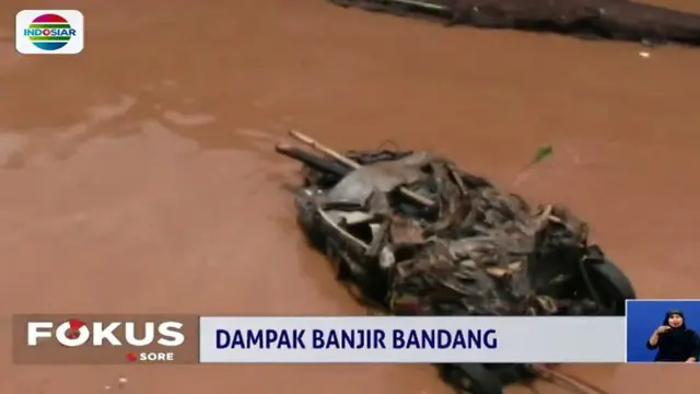 Selain Cicaheum, banjir bandang juga menerjang kawasan di Kabupaten Bandung. Derasnya arus sungai membuat  sampah yang terbawa menerjang dinding lima rumah warga hingga jebol.
