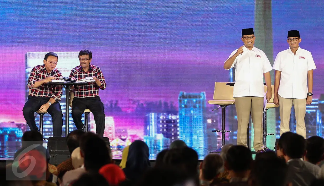 Cagub DKI Jakarta nomor 3, Anies Baswedan didampingi Sandiaga Uno memaparkan visi misi pada Debat Final Cagub DKI Jakarta di Bidakara, Jakarta, Jumat (10/2). (Liputan6.com/Faizal Fanani)