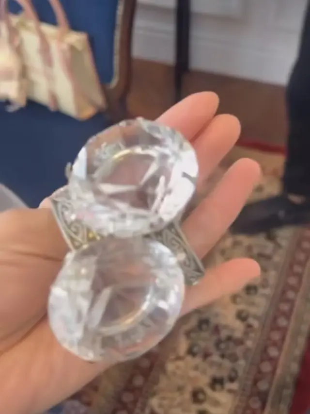 Gaya Geng Cendol Pamer Cincin “Berlian” Besar Pemberian Titi Kamal saat Acara Makan Siang. [Tiktok Titi Kamal]