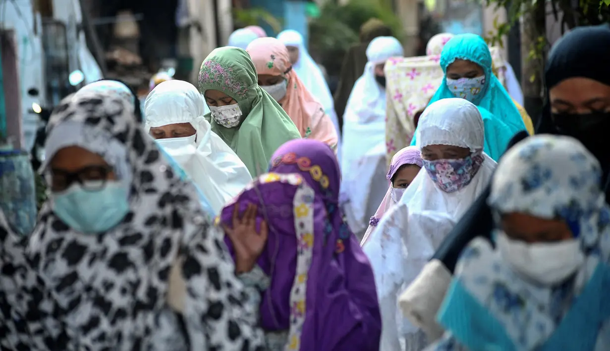 Umat muslim melaksanakan salat Idul Adha di sebuah masjid di Semarang, Jawa Tengah, Selasa (20/7/2021). Umat muslim Indonesia melewati Hari Raya Idul Adha tahun ini di tengah gelombang virus corona COVID-19. (Daffa Ramya Kanzuddin/AFP)